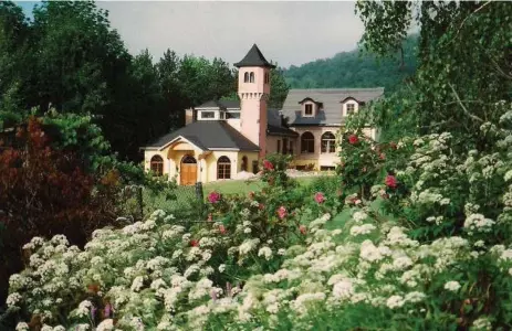  ?? SOTHEBY’S INTERNATIO­NAL REALTY CANADA PHOTOS ?? The picture-perfect castle is surrounded by flower gardens and stone walls. The property is located about 120 kilometres southeast of Montreal.