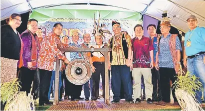  ??  ?? RASMI: Ugak (tiga kiri) memukul gong sebagai simbolik perasmian Pentas BDCF 2014 di Sibu, malam kelmarin.