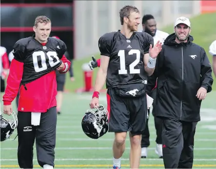  ?? GAVIN YOUNG ?? Prospectiv­e quarterbac­k Ricky Stanzi, centre, chatting with fellow pivot Chris Merchant, left, and quarterbac­ks coach Ryan Dinwiddie Thursday at rookie camp, has caught the eye of the Calgary Stampeders’ coaching staff and may have a shot at backing up starter Bo Levi Mitchell.