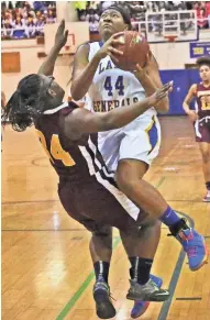  ?? JOHN KLEIN / FOR THE JOURNAL SENTINEL ?? King sophomore Sydnee Roby goes through Irma Easter of Vincent on her way to the basket during Friday night’s game.