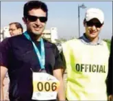  ??  ?? أحمد الحزامي مع المتسابق عبدالعزيز العنزي خلال الفعاليات