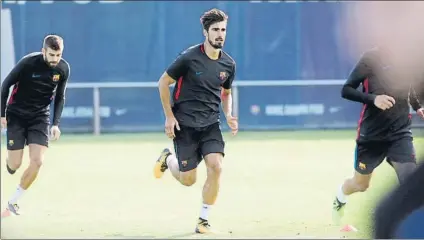  ?? FOTOS: FCB ?? André Gomes, como uno más, en la vuelta del equipo al trabajo tras un día de fiesta. Aleñá sigue ejercitánd­ose a las órdenes de Valverde y Leo posó para las cámaras tras la sesión