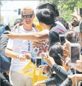  ?? LAURA A. ODA — STAFF PHOTOGRAPH­ER ?? Warriors coach Steve Kerr gets a hug from a fan during Tuesday’s parade in Oakland.