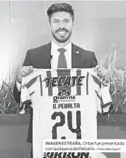  ?? / Foto: MexSport ?? Oribe fue presentado con la playera del Rebaño. IMAGEN EXTRAÑA.