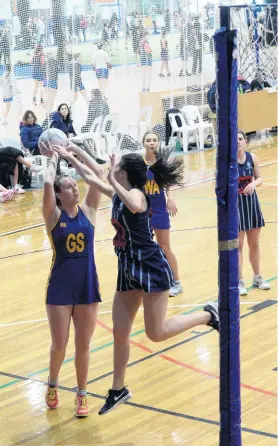  ?? PHOTO: LINDA ROBERTSON ?? Cool and calm . . . Phys Ed A goal shoot Sarah Boomer lines up a shot as St Hilda’s goal keep Anahera Reynolds contests it in premier club netball on Saturday. Looking on are Phys Ed A wing attack Ella McCall and St Hilda’s wing defence Amelia Scully.