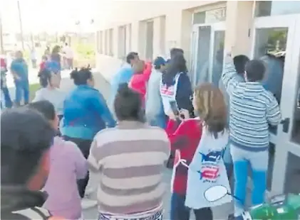  ??  ?? Agresión. Unos manifestan­tes con pechera de la CTA. También hubo de Suteba, CCC y Unidad Ciudadana.