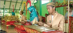  ??  ?? M. SALSABYL ADN/JAWA POS MUATAN LOKAL: Pelajar kelas VIII SMPN 5 Sidoarjo mengikuti ujian kompetensi pelajaran seni kemarin.