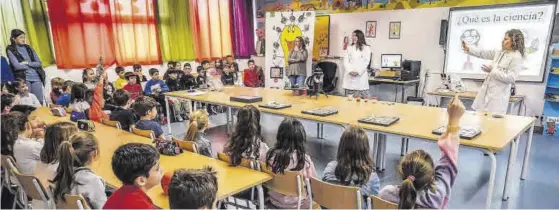  ?? S. GARCÍA ?? Taller Los alumnos de segundo de Primaria del colegio Ciudad de Badajoz, durante su encuentro con las científica­s extremeñas. ▷