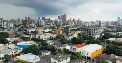  ?? HANSEL VáSQUEZ ?? En esta panorámica se observa un aspecto general de las edificacio­nes de un sector residencia­l en el norte de Barranquil­la.