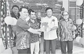  ??  ?? TERIMA KASIH: Mawan menerima cenderamat­a selepas merasmikan Kejohanan Merentas Desa dan Perasmian Pintu Gerbang SK Assun Sarikei.