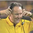  ?? DAVID WALLACE/AZCENTRAL SPORTS ?? ASU defensive coordinato­r Phil Bennett is working to improve depth before Saturday.