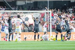  ?? Gero Rodrigues/Estadão Conteúdo ?? Clássico teve gol de cabeça são-paulino anulado por causa de falta no goleiro Cássio; volante Gabriel pode pegar gancho por gesto obsceno