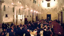  ??  ?? Il luogo
L’interno della Cattedrale di Bari affollata quando il virus non esisteva A Pasqua sarà invece senza fedeli