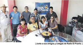  ??  ?? | Junto a sus amigos y colegas de Radio El Puerto. |