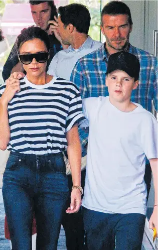  ?? Pictures: MATRIX ?? Cruz keeps his arm around his mum as husband David follows the pair yesterday