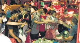  ?? PRAMOD THAKUR/HT ?? Mumbaiites shop for vegetables at Goregaon after PM Narendra Modi announced a 21-day nationwide lockdown. Panicking citizens were seen crowding markets across the city to stock up on commoditie­s, on Tuesday night, even though authoritie­s said essential supplies won’t be curbed.