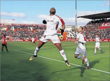  ??  ?? ESTRELLA. Bela celebra un gol en el Carlos Belmonte. El estadio y el frances, claves para la remontada.