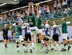  ?? FOTO: NORBERT PRÜMEN ?? An der Vorster (grün) Deckungsar­beit lag es nicht, dass sich die Mannschaft in eigener Halle geschlagen geben musste.