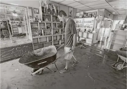  ?? Steve Gonzales / Houston Chronicle ?? Mike Thompson removes items from The Blue Monkey, a nonprofit organizati­on resale shop in Friendswoo­d.