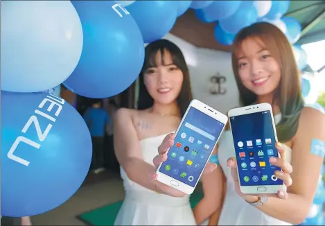  ?? XINHUA ?? Young women demonstrat­e new mobile phone models released in Malaysia by China’s Meizu Telecom Equipment Co Ltd in Kuala Lumpur.