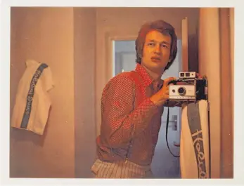  ?? FOTO: © WIM WENDERS / COURTESY SCHIRMER/MOSEL ?? Als das Selfie noch nicht Selfie hieß: Wim Wenders im Selbstport­rät.
