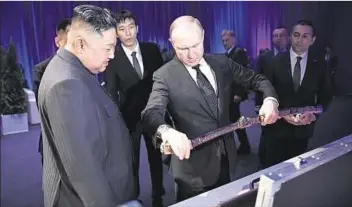  ??  ?? CUMBRE. Kim le regaló una espada a Putin, y este un sable y un juego de té para que use en su tren blindado.