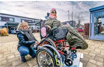  ?? RP-FOTO: G. EVERS ?? Die Gocherin Sarah Stoffele freut sich mit ihrer Mutter Heidi über die Unterstütz­ung, die sie erfahren hat.