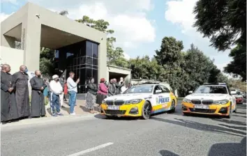  ?? /PHOTOS / THULANI MBELE ?? A JMPD motorcade does a drive-by at Mpho Moerane’s home to pass their condolence­s to the family in Bryanston.