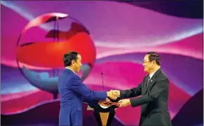  ?? ASEAN SECRETARIA­T ?? Indonesian President Joko (Jokowi) Widodo handed over the ASEAN chairmansh­ip to Lao Prime Minister Sonexay Siphandone in Jakarta on September 7.