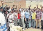  ?? PTI PHOTO ?? Meat traders shout slogans in Allahabad on Tuesday. Several meat traders’ organisati­ons have launched a 10day strike against the crackdown on slaughterh­ouses.