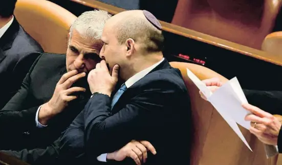  ?? MENeHEM KeHeNe / eFP ?? El actual ministro de Exteriores, Yair Lapid, conversa con Naftali Bennett, todavía primer ministro