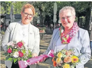  ?? FOTO: BS ?? Sandra Rittmann (l) übernimmt den Staffelsta­b von Waltraud Krüger.