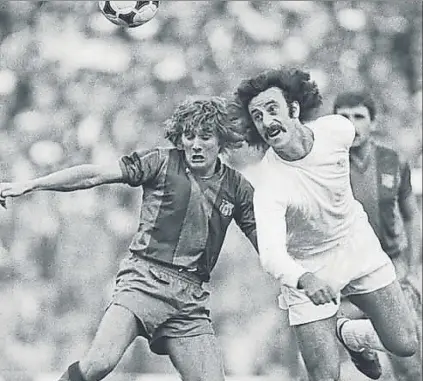  ??  ?? Simonsen y Del Bosque, en un Madrid-Barça de 1979 Ambos coincidier­on en el Clásico de Venezuela de 1982 FOTO: ARCHIVO MD