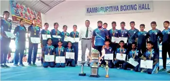  ??  ?? Koraburuwa­na National School girls and boys of Gandhara Boxing Club displaying their tropies