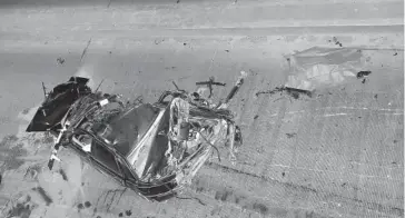  ??  ?? > El cuerpo de César yace junto a su auto en el túnel del bulevar Lola Beltrán.