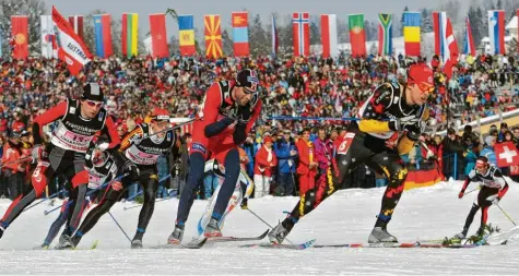  ??  ?? Oberstdorf im Februar 2005: Die Nordische Ski-Weltmeiste­rschaft im Allgäu wurde zum „Wintermärc­hen“. Darauf hoffen die Verantwort­lichen auch bei der nächsten HeimWM im kommenden Jahr. Doch die Folgen der Corona-Pandemie sind derzeit noch nicht absehbar.