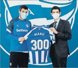  ?? FOTO: ALAVÉS ?? Hito del capitán
El presidente entrega a Manu García una camiseta conmemorat­iva