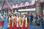  ?? Yang Jie / For china Daily ?? Enterprise­s from Indonesia showcase their products and services at the Cross-Straits Fair.