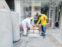  ?? CORTESÍA ?? Control. Equipo de Salud puso abate en cisternas del norte de Guayaquil.