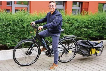  ?? FOTO: SINA PFLÖGER ?? Daniel Pflieger besucht mit dem Rad bei seiner Deutschlan­d-Tour am Sonntag Saarbrücke­n.