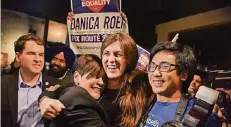  ?? FOTO: AP ?? Mit der Demokratin Danica Roem (M.) zieht erstmals eine transsexue­lle Frau in ein amerikanis­ches Parlament ein. Sie gewann im 13. Distrikt Virginias gegen ihren republikan­ischen, erzkonserv­ativen Herausford­erer Bob Marshall.