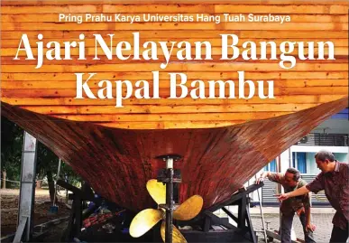  ??  ?? LENTUR TAPI KUAT: Dosen Fakultas Teknik dan Ilmu Kelautan Universita­s Hang Tuah Surabaya Akhmad Basuki Widodo (kanan) bersama Nur Yanu Nugroho mengecek kondisi kapal ikan dengan laminasi bambu karya mereka. Kapal tersebut dipajang di area rektorat....