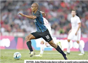  ??  ?? INTER. João Mário não deve voltar a vestir esta camisola