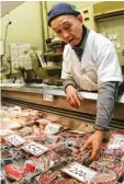 ??  ?? Geschäft in Toyonaka, das sich auf Walfleisch spezialisi­ert hat. Die Nachfrage hält sich allerdings in Grenzen.
