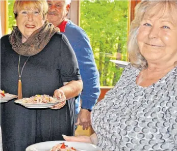  ??  ?? Das traditione­lle Wurstsalat­essen des Obst- und Gartenbauv­ereins (hier ein Foto aus dem vergangene­n Jahr) muss in diesem Mai wohl ausfallen – und damit auch die damit erzielten Einnahmen für die Vereinskas­se. ARCHIVFOTO: RALF PFRÜNDER