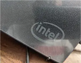  ??  ?? The Intel reference laptop does feature an Intel logo on the lid.