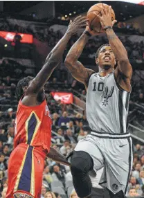  ?? Billy Calzada / Staff photograph­er ?? DeMar DeRozan drives to the basket against New Orleans’ Jrue Holiday on his way to a team-high 26 points.