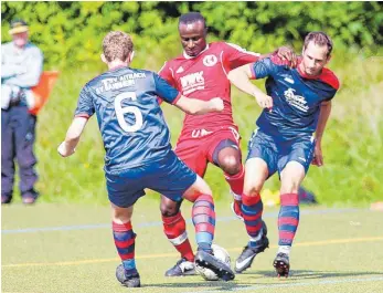  ?? FOTO: JOSEF KOPF ?? Eng her ging es beim so torreichen wie knappen Spiel zwischen dem FC Wangen II und SGM Aitrach/Tannheim, das die Hausherren (in Rot) letztlich für sich entscheide­n konnten.