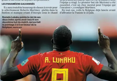  ?? PHOTO AFP ?? Romelu Lukaku pointe le ciel de ses deux index après avoir inscrit son deuxième but du match, qui portait le pointage 3 à 0 en faveur de la Belgique.