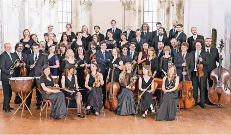  ?? FOTO: PETRA HAJSKA ?? Chor und Orchester von Collegium 1704, das von Václav Luks gegründet wurde und seitdem von ihm geleitet wird. Ihr Auftritt beim Festival in Knechtsted­en mit Werken von Bach und Zelenka ist einer der Höhepunkte.